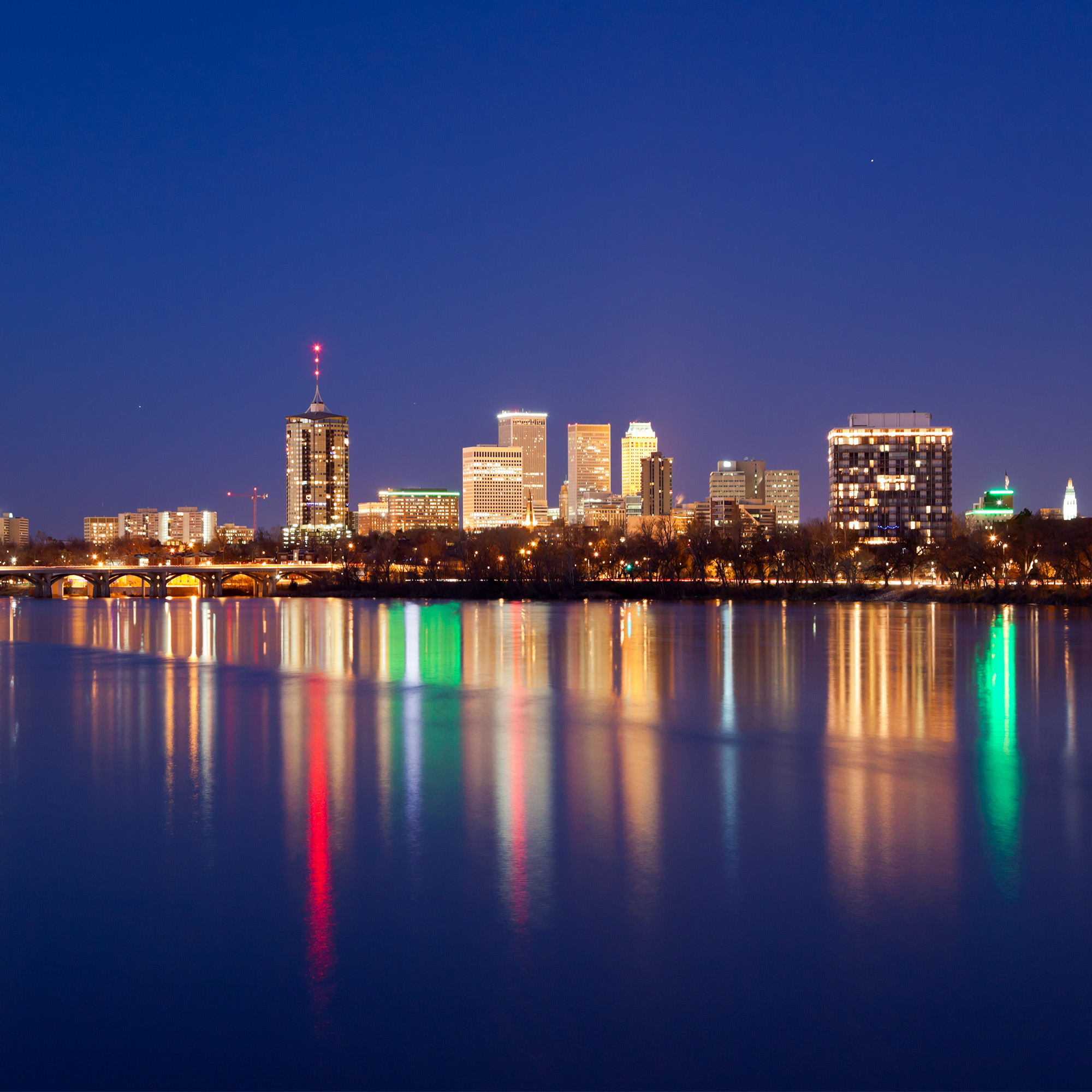 A skyline photo of Tulsa, Oklahoma at nighttime